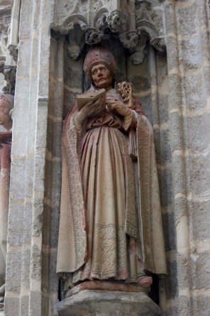 에시하의 성 풀젠시오_by Lorenzo Mercadante of Bretagne_photo by Miguel Hermoso Cuesta_on the portal of the Baptism of the Cathedral of Saint Mary of the See in Seville_Spain.jpg